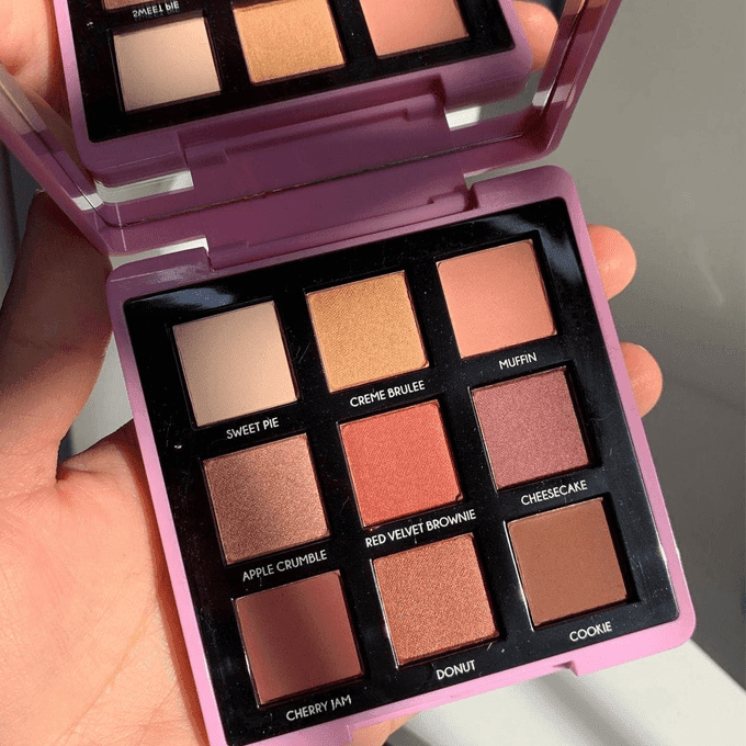 مجموعة ظلال عيون توب فيس - مايسترو أكاديمي بار بلون تشيري باشن